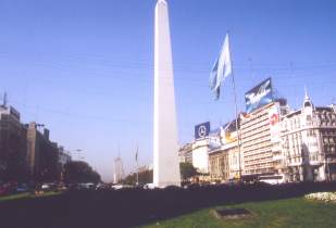 Das Wahrzeichen von Buenos Aires: Der Obelisk inmitten der Hauptverkehrsader