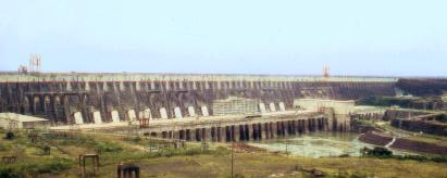 Blick auf die Hauptstaumauer und das Maschinenhaus von Itaipu