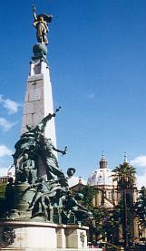 Einwandererdenkmal und Kathedrale 'Metropolitana' in Porto Alegre
